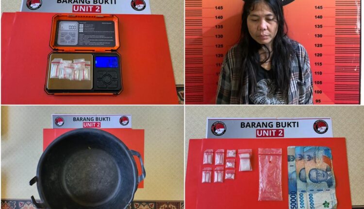 Dua pelaku berinisial PA (29) dan AA (25), yang merupakan warga Kabupaten Lahat, diamankan petugas beserta barang bukti paket sabu seberat bruto 0,35 gram, telepon genggam, dan sejumlah uang tunai.