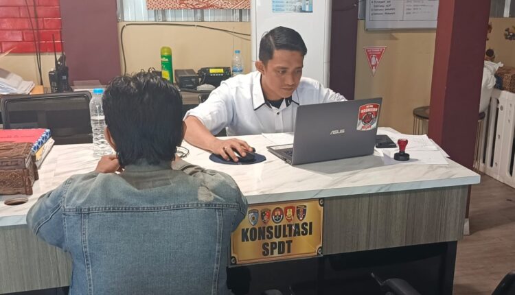 Seorang pria warga Sukarami, Palembang, mendatangi SPKT Polrestabes Palembang.
