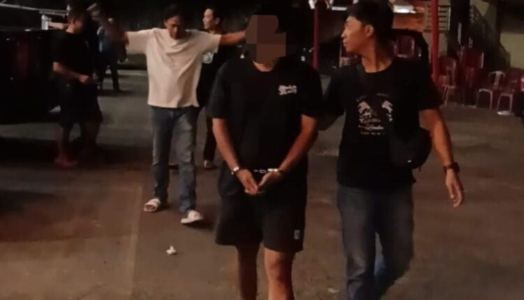 Pelarian IMM (25), pelaku pencurian dengan pemberatan di Perumahan Bukit Enim Lestari, akhirnya terhenti. Dari tangan pelaku, Polres Muara Enim berhasil mengamankan barang bukti berupa mobil Honda Mobilio, televisi, sertifikat rumah, hingga emas batangan seberat 10 gram.