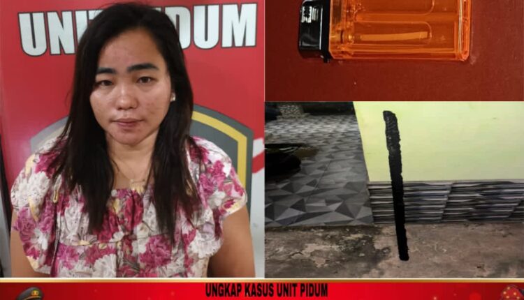 Terduga pelaku pembakaran rumah berinisial A (30) (kiri) saat diamankan di Mapolres PALI beserta barang bukti satu buah korek api gas (kanan atas) dan sepotong kayu bekas terbakar (kanan bawah).