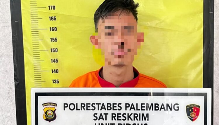 Tersangka oknum Aparatur Sipil Negara (ASN) berinisial MK (23) saat diamankan di Mapolrestabes Palembang.