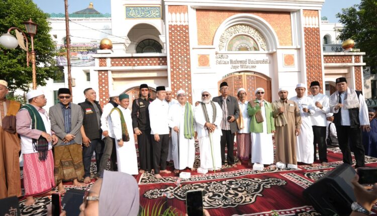 Wali Kota Palembang Ratu Dewa berfoto bersama para tokoh agama dan ulama di pelataran Masjid Agung Palembang, Sumatera Selatan.