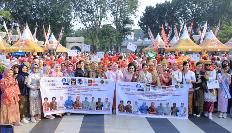 Ratusan perempuan mengenakan kebaya dan kain songket membentangkan spanduk pemecahan Rekor MURI Dunia saat mengikuti parade di kawasan Car Free Day (CFD) Bundaran Cinde, Palembang, Sumatera Selatan.