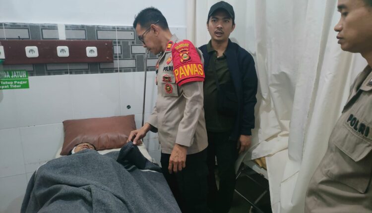 Kapolsek Ilir Barat (IB) I Palembang, Kompol Fauzi Saleh, bersama jajaran personel kepolisian memeriksa kondisi luar jenazah korban penganiayaan maut di rumah sakit, Palembang.