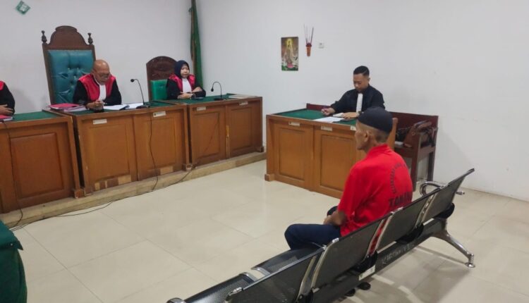 Terdakwa Yunas Gusworo mendengarkan pembacaan amar putusan oleh Majelis Hakim yang diketuai Ahmad Samuar dalam sidang agenda vonis di Pengadilan Negeri Palembang.