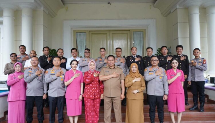 Walikota Pagar Alam Ludi Oliansyah didampingi Wakil Walikota Bertha dan unsur Forkopimda berfoto bersama AKBP Januar Kencana Setia Persada dan Kapolres Pagar Alam yang baru AKBP Adam Purbantoro dalam acara pisah sambut di Griya Rumah Dinas Wali Kota Pagar Alam.