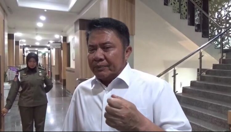 Gubernur Sumatera Selatan, Herman Deru, memberikan keterangan pers terkait langkah mitigasi menghadapi musim kemarau di Palembang.