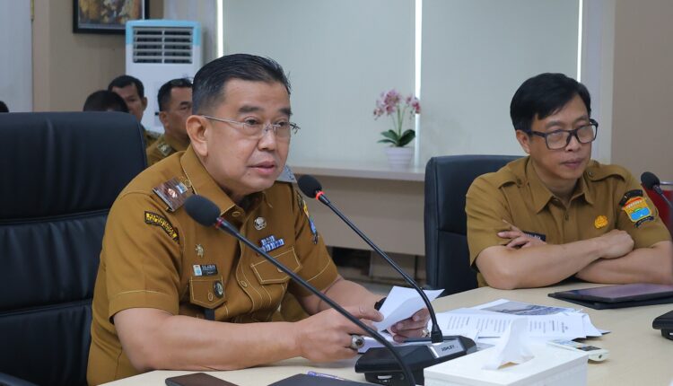 Asisten I Bidang Pemerintahan dan Kesra Kota Palembang, Sulaiman Amin, memimpin Rapat Koordinasi Progres Pengendalian Banjir Sungai Bendung di Ruang Rapat Musi Bapperida, Palembang.