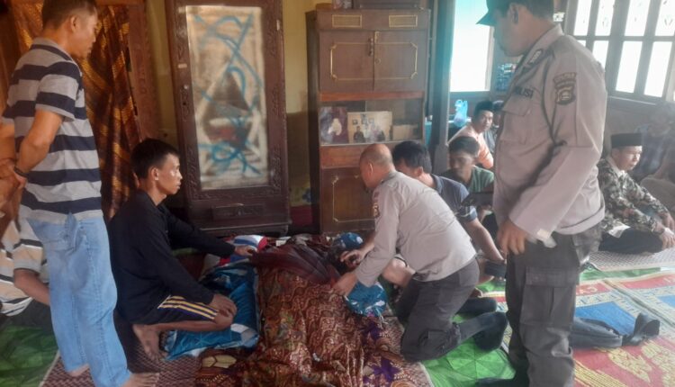 Anggota kepolisian dari Polsek Buay Sandang Aji bersama tim medis Puskesmas Peninggiran mengidentifikasi jenazah seorang petani berinisial S (65) di rumah duka Desa Sukarena, Kecamatan Tiga Dihaji, OKU Selatan.