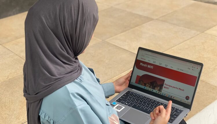 Seorang pelanggan mengakses informasi layanan IndiHome Ultra Mesh WiFi melalui perangkat laptop di Palembang, Sumatra Selatan.