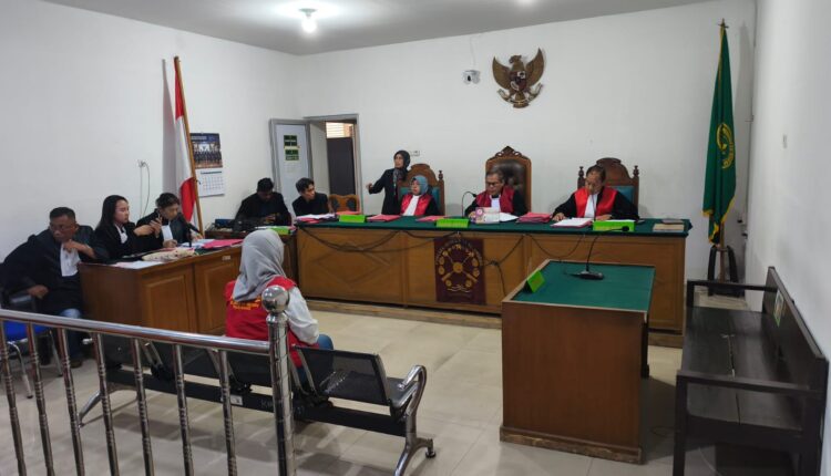 Terdakwa Kurniati Hasda Ayu mendengarkan pembacaan amar putusan oleh Ketua Majelis Hakim Afrizal Hady dalam persidangan di Pengadilan Negeri Palembang, Sumatra Selatan.