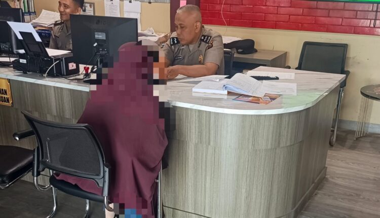 Seorang Ibu Rumah Tangga berinisial KR (33) mendatangi SPKT Polrestabes Palembang pada Rabu (22/07/2026) untuk melaporkan dugaan Kekerasan Dalam Rumah Tangga (KDRT) yang dilakukan oleh suaminya, RF (38).