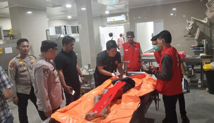 Tim identifikasi kepolisian memeriksa jenazah korban AS (10) di RS Bhayangkara Palembang setelah dievakuasi dari Waduk Buyut, Kecamatan Kemuning.