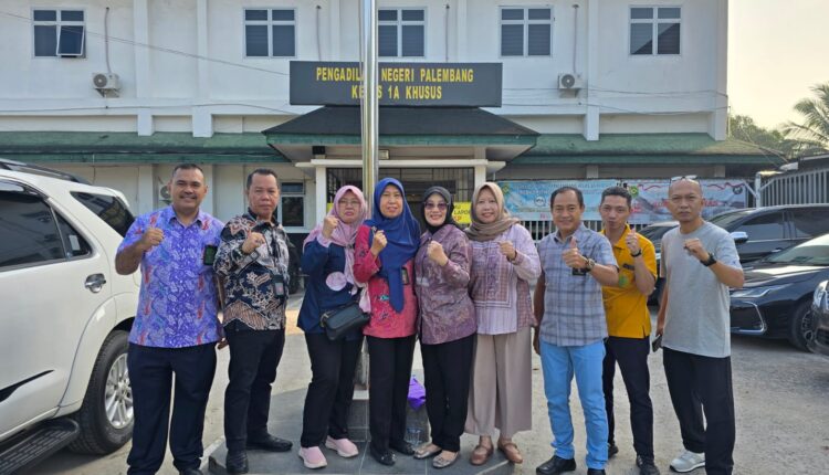Jajaran pimpinan dan aparatur Pengadilan Negeri Palembang Kelas IA Khusus berfoto bersama di depan gedung kantor utama, Jalan Kapten A Rivai.