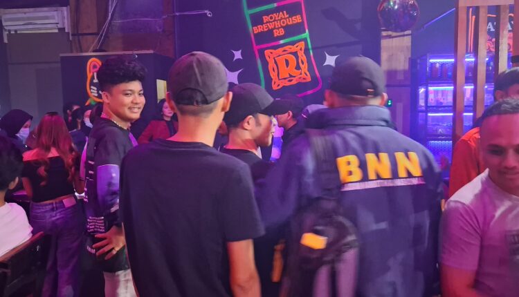 Petugas Badan Narkotika Nasional (BNN) Provinsi Sumatera Selatan memeriksa para pengunjung saat menggelar razia di salah satu tempat hiburan malam di Kota Palembang.