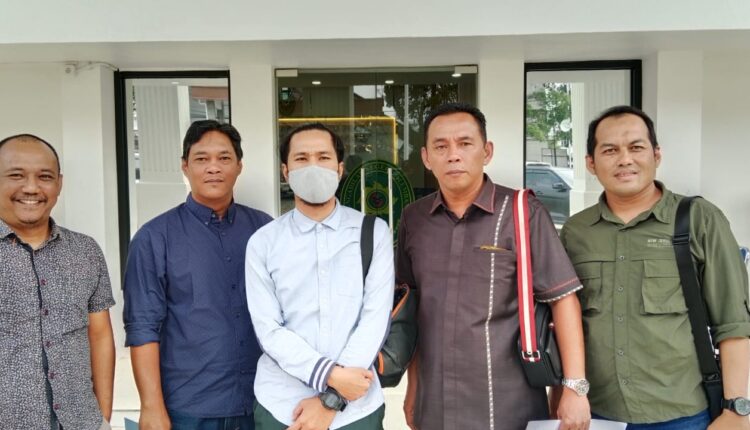 Mencari kepastian hukum, Harri Saputra, mantan karyawan yang telah mengabdi selama 15 tahun di Bank Rakyat Indonesia (BRI), menempuh jalur hukum di PHI Palembang setelah mengalami pemblokiran gaji dan dugaan PHK sepihak sejak pertengahan 2023.
