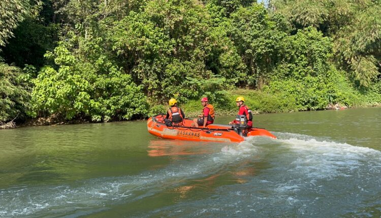 Tim rescue Basarnas Palembang bersama unsur SAR gabungan menyisir aliran Sungai Enim, Muara Enim, menggunakan perahu karet.