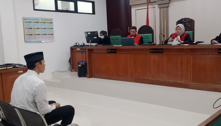 Terdakwa Muhammad Ridho Kurniawan mendengarkan pembacaan amar putusan oleh Majelis Hakim yang diketuai Corry Oktarina di Pengadilan Tipikor Palembang.