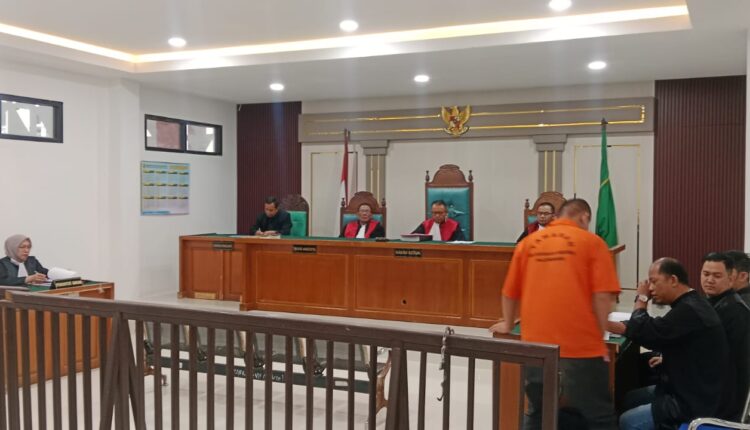 Terdakwa Erwin Zulkarnain menghadiri sidang perdana dengan agenda pembacaan surat dakwaan di Pengadilan Negeri Palembang.