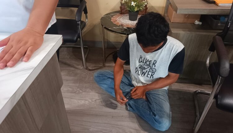 Tersangka TG (26) duduk bersila dengan kepala tertunduk saat menjalani pemeriksaan oleh penyidik Unit PPA Satreskrim Polrestabes Palembang, Sumatra Selatan.