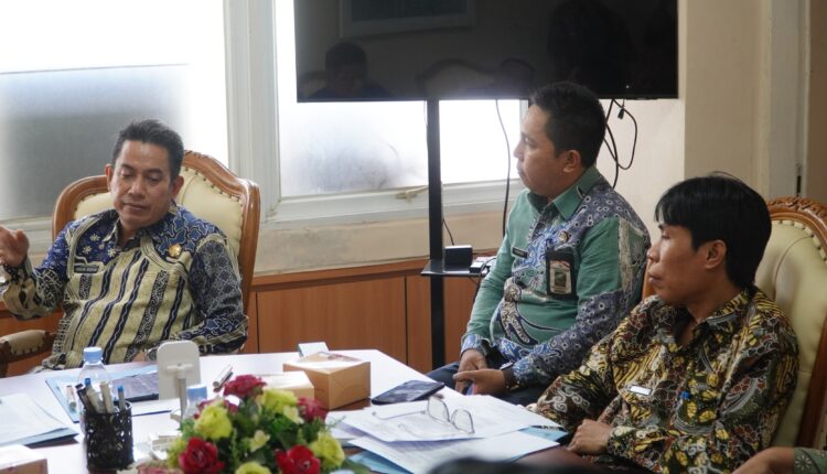 Asisten II Setda Kota Palembang, Isnaini Madani memimpin rapat koordinasi penataan pedagang kaki lima (PKL) di Ruang Asisten II Setda Kota Palembang, Sumatra Selatan.