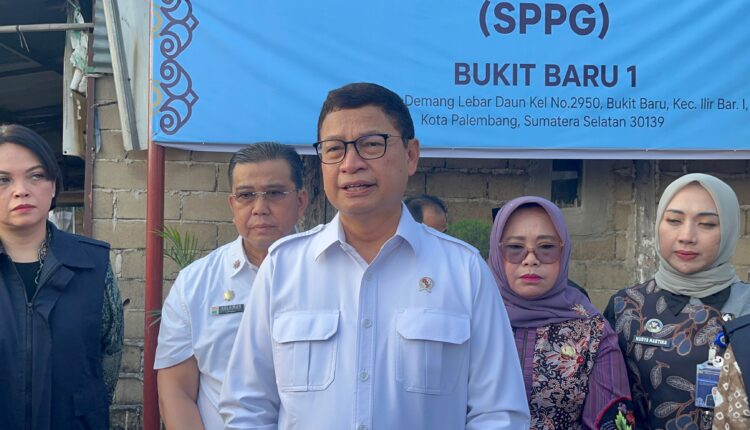 Kepala BPOM RI Taruna Ikrar memberikan keterangan pers didampingi Asisten I Setda Kota Palembang Sulaiman Amin (kedua kiri) usai melakukan inspeksi mendadak (sidak) di Satuan Pelayanan Pemenuhan Gizi (SPPG) Bukit Baru 1, Palembang, Sumatra Selatan.