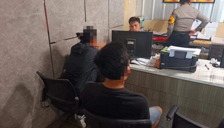 Korban pengeroyokan didampingi rekannya saat memberikan keterangan kepada petugas piket SPKT Polrestabes Palembang.