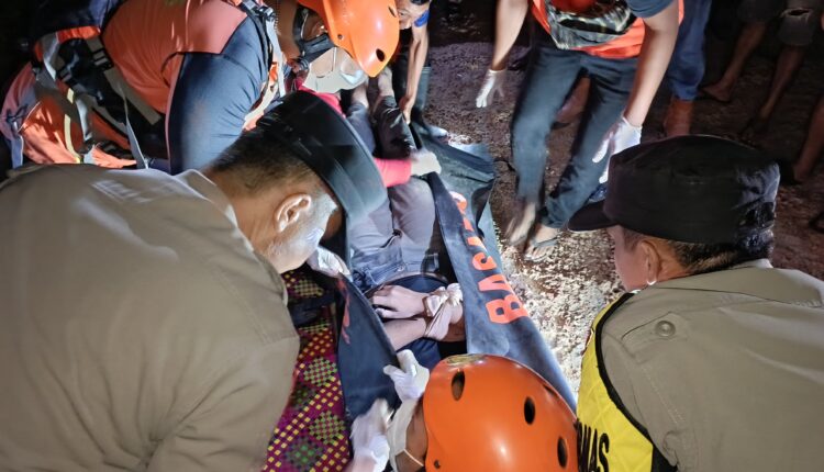 Tim SAR Gabungan bersama personel TNI-Polri mengevakuasi jenazah Arifebriansyah (18), salah satu korban tenggelam di Sungai Ogan, Desa Rantau Alai, Kabupaten Ogan Ilir, Sumatera Selatan.