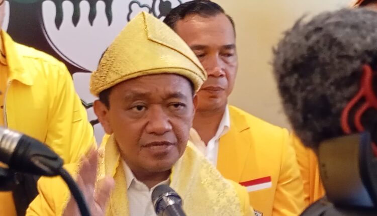 Ketua Umum Partai Golkar Bahlil Lahadalia memberikan keterangan pers usai menghadiri Musyawarah Daerah (Musda) XI DPD Partai Golkar Provinsi Sumatera Selatan di Hotel Aryaduta, Palembang.