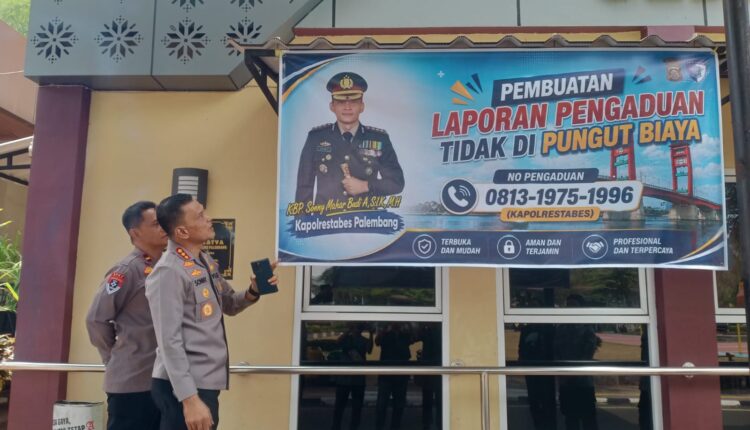 Kapolrestabes Palembang Kombes Pol Sonny Mahar Budi Adityawan bersama jajarannya mengecek spanduk pengaduan bebas biaya yang baru dipasang di depan Gedung Sentra Pelayanan Kepolisian Terpadu (SPKT) Polrestabes Palembang, Sumatra Selatan.