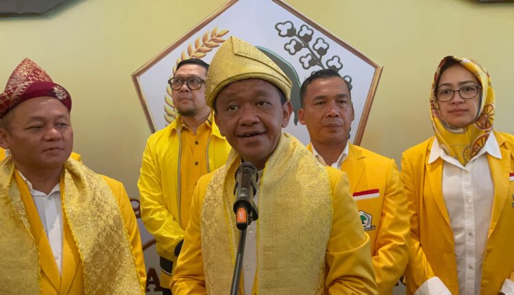 Menteri Energi dan Sumber Daya Mineral (ESDM) Bahlil Lahadalia memberikan keterangan pers mengenai skema legalisasi nasional terhadap 25 ribu sumur minyak tradisional di Provinsi Sumatera Selatan.
