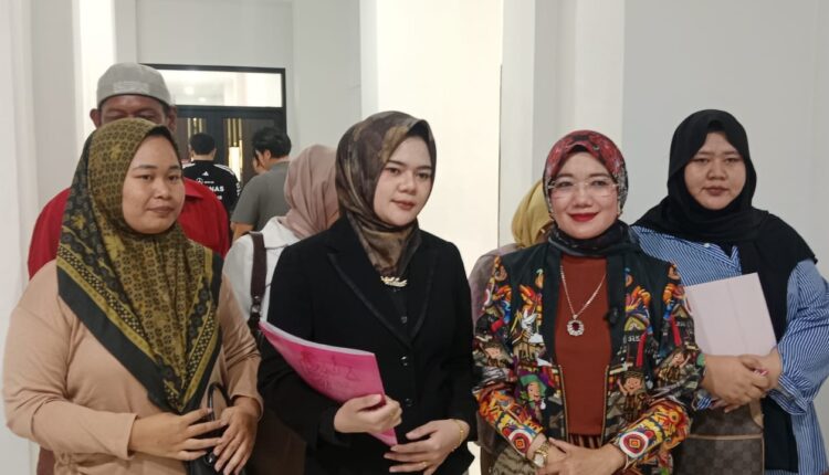 Kuasa hukum korban dari LBH Bima Sakti Palembang, Conie Pania Putri, dan Indah Permatasari, bersama saksi korban Henti Oktaria, memberikan keterangan pers usai menghadiri sidang lanjutan kasus dugaan penipuan di Pengadilan Negeri (PN) Palembang, Sumatera Selatan.