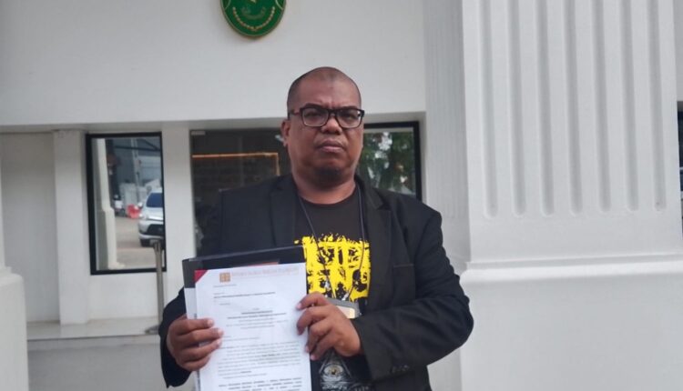 Kuasa hukum pemohon, Hapis Muslim, menunjukkan berkas permohonan usai menjalani sidang perdana gugatan praperadilan di Pengadilan Negeri (PN) Palembang, Sumatera Selatan.