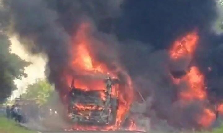 Kobaran api besar menghanguskan sebuah bus penumpang dan truk tangki pembawa minyak mentah setelah terlibat tabrakan hebat di Jalan Lintas Sumatera, Kabupaten Musi Rawas Utara (Muratara), Sumatera Selatan.