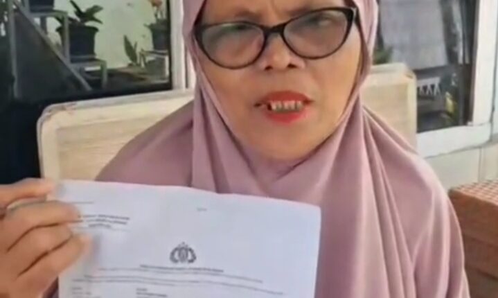 Seorang warga menunjukkan lembar Surat Tanda Penerimaan Laporan Kehilangan (STPLK) yang diterbitkan dan diantarkan langsung oleh personel Polsek Plaju ke rumahnya di Palembang, Sumatera Selatan.