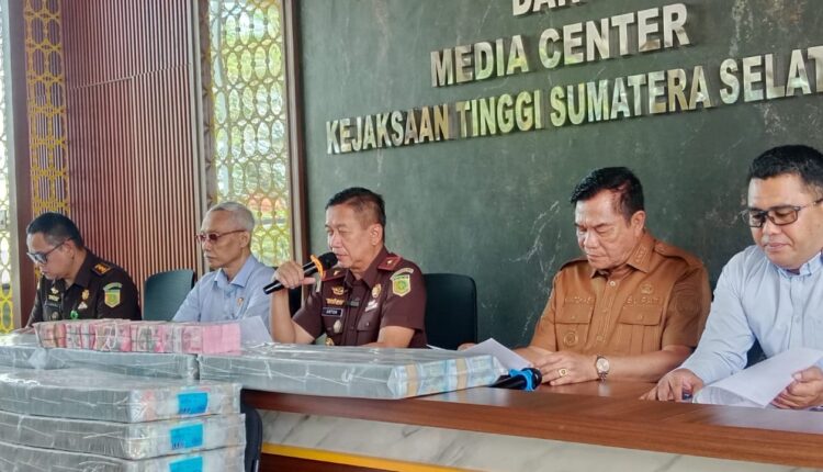 Wakil Kepala Kejaksaan Tinggi Sumatera Selatan, Delianto, didampingi Bupati Musi Banyuasin M Toha Tohet, dan Kajari Musi Banyuasin Aka Kurniawan, memberikan keterangan pers terkait keberhasilan penyelamatan uang negara di Media Center Kejati Sumsel, Palembang.