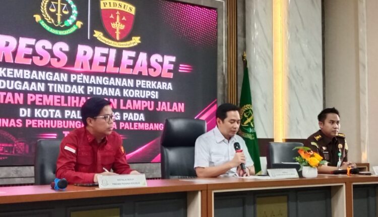 Kepala Kejari Palembang Ali Akbar, didampingi Kasi Intelijen M Ali Rizza, dan Kasi Pidsus Achmad Arjansyah Akbar, memberikan keterangan pers terkait perkembangan penanganan kasus korupsi Dinas Perhubungan di Palembang.