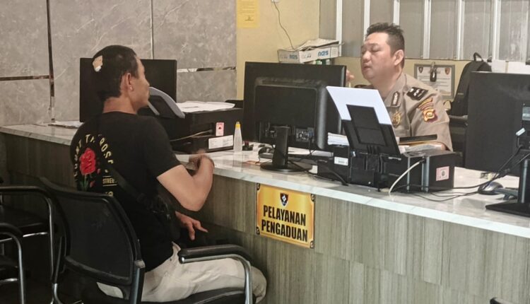 Korban penganiayaan M Septiadi memberikan keterangan kepada petugas saat membuat laporan polisi di Sentra Pelayanan Kepolisian Terpadu (SPKT) Polrestabes Palembang.