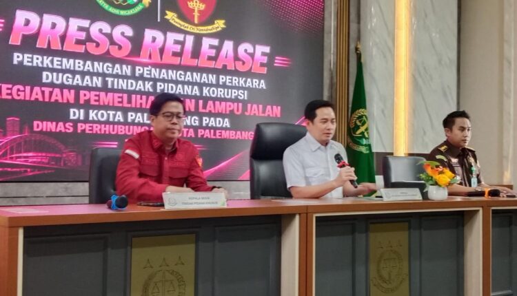 Kepala Kejari Palembang Ali Akbar didampingi Kasi Intelijen M Ali Rizza, dan Kasi Pidsus Achmad Arjansyah Akbar memaparkan perkembangan kasus dugaan korupsi proyek pemeliharaan lampu jalan dan pengadaan solar cell Dishub Palembang.