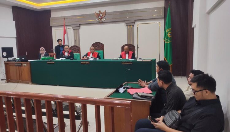 Majelis hakim yang dipimpin oleh Ketua Majelis Hakim Noor Ichwan Ichlas Ria Adha memimpin jalannya persidangan kasus gugatan perdata terhadap 25 perusahaan media di Pengadilan Negeri (PN) Palembang, Sumatera Selatan.