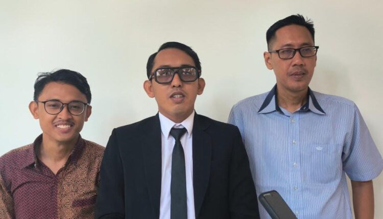 Tim penasihat hukum terdakwa Alim Anwar Mursid, yang dipimpin oleh Riza Faisal Ismed, memberikan keterangan kepada awak media usai menghadiri sidang lanjutan perkara dugaan korupsi pengelolaan layanan BTN e-Batara Pos di Pengadilan Tipikor Palembang, Sumatera Selatan.