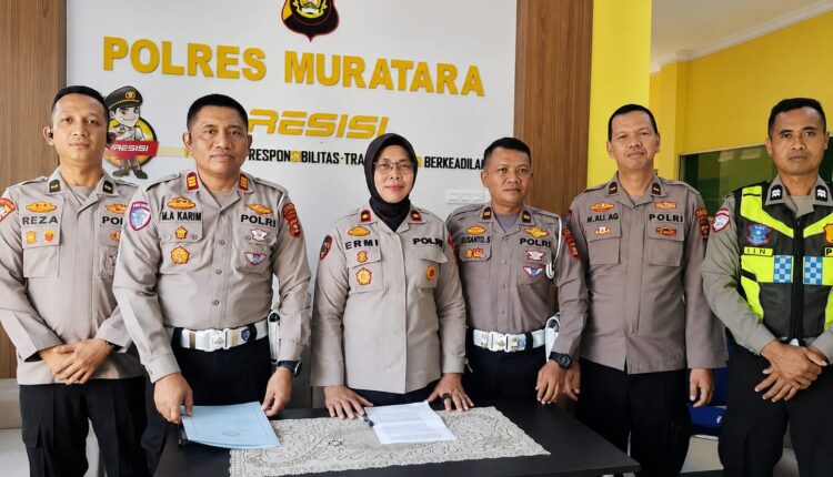 Jajaran pejabat utama Polres Musi Rawas Utara (Muratara) saat menggelar konferensi pers terkait perkembangan kasus kecelakaan maut antara Bus ALS dan truk tangki minyak mentah di Mapolres Muratara, Sumatera Selatan.