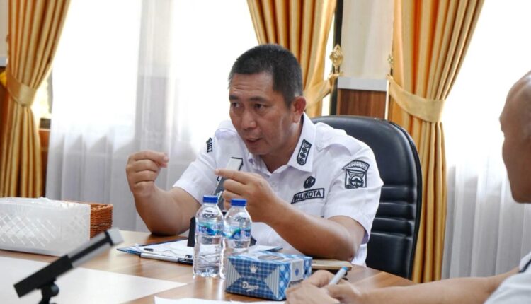 Wali Kota Pagar Alam, Ludi Oliansyah, memberikan arahan saat memimpin Rapat Teknis Pembongkaran Meja Beton Pasar Terminal Nendagung di Ruang Rapat Besemah Tige, Kantor Wali Kota Pagar Alam, Sumatra Selatan.