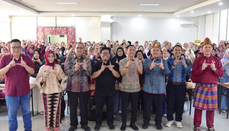 Wali Kota Palembang Ratu Dewa bersama para narasumber dan ratusan pelaku usaha berfoto bersama saat membuka Seminar UMKM "Palembang Berdaya, UMKM Kito Level Up" di Aula Dinas Pendidikan Kota Palembang.