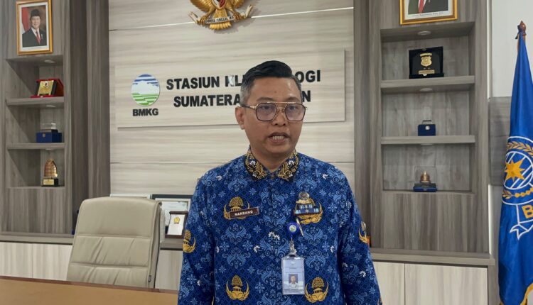 Koordinator Pokja Analisis BMKG Sumsel Nandang Pangaribowo menjelaskan rilis prediksi cuaca dan sebaran polutan udara di Palembang.