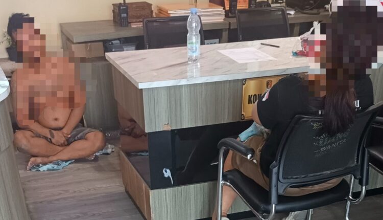 Terlapor kasus dugaan perselingkuhan/perzinaan saat berada di ruang SPKT Polrestabes Palembang setelah diserahkan oleh suami sahnya.