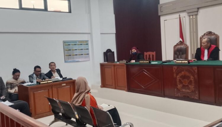Ahli hukum pidana dari Universitas STIPADA, Derry Angking Kesuma, memberikan pandangan hukum di hadapan hakim tunggal Sangkot Lumban Tobing saat sidang lanjutan praperadilan di Pengadilan Negeri Palembang.