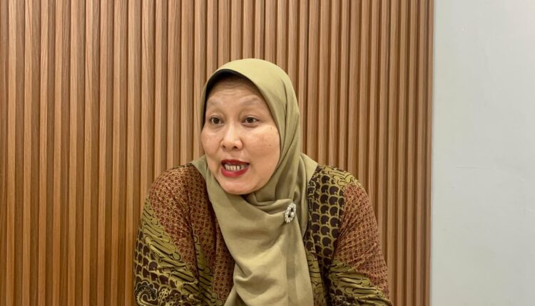 Manajer Humas Rumah Sakit Pusri, Diah Dwi Anugrah, memberikan keterangan kepada media terkait penegakan sanksi etik bagi tenaga medis di Palembang.