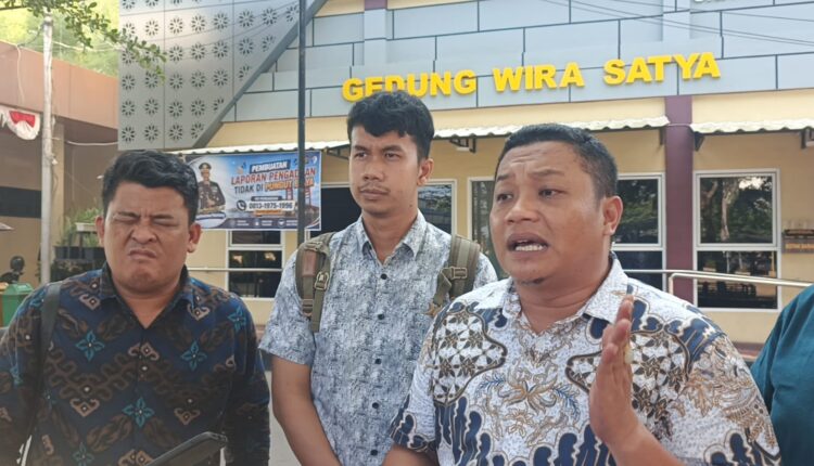 Tim kuasa hukum korban penipuan emas saat memaparkan kronologi perkara di area Polrestabes Palembang.