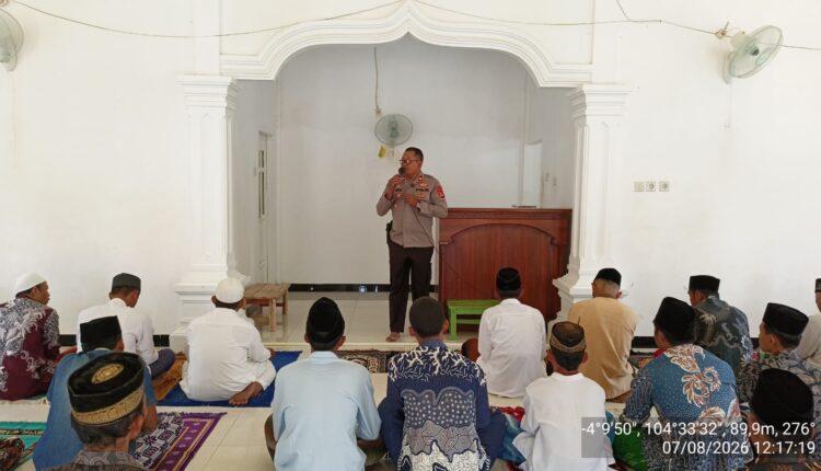 Kapolsek Buay Madang Timur Iptu Swisspo, menyampaikan imbauan kamtibmas dan sosialisasi pencegahan kebakaran hutan dan lahan (Karhutla) di hadapan puluhan jamaah selepas ibadah shalat Jumat di Masjid Al-Hidayah, Desa Kedung Rejo, Kecamatan Buay Madang Timur, Kabupaten OKU Timur, Sumatra Selatan.